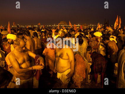 Pilger Baden im Ganges, Maha Kumbh Mela, Allahabad, Indien Stockfoto