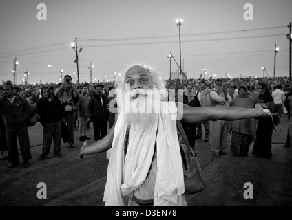 Pilger, tanzen in der Maha Kumbh Mela in Allahabad, Indien Stockfoto