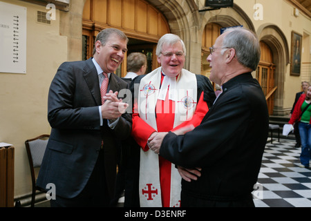 Prinz Andrew plaudert der Principal-Geschäftsstelle (rechts) bei der Generalversammlung der Kirche von Schottland, 2007 Stockfoto