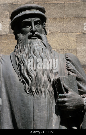 Statue von John Knox im Hof des Assembly Hall, der Veranstaltungsort für die Generalversammlung der Church Of Scotland. Stockfoto