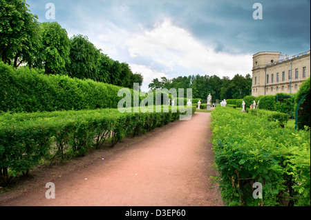 Ein guter Ort zum Flanieren im Park Gattschina Stockfoto