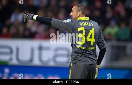 Hoffenheim Torhüter Heurelho Gomes Gesten zu seinem Teamkollegen auf dem Platz während der Fußball-Bundesliga-match zwischen 1899 Hoffenheim und VfB Stuttgart in Sinsheim, Deutschland, 17. Februar 2013. Foto: Uwe Anspach Stockfoto