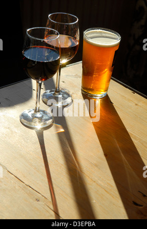 Ein Pint Bier und zwei Gläser Wein in einer Kneipe von Shropshire, England Stockfoto