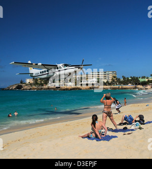 Flugzeug Landung über die kürzeste Landebahn der Welt, Maho Beach Sint Maarten Antillen in der Karibik, Stockfoto