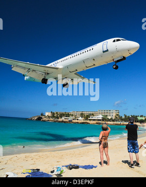 Flugzeug Landung über die kürzeste Landebahn der Welt, Maho Beach Sint Maarten Antillen in der Karibik, Stockfoto