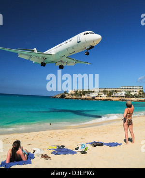 Flugzeug Landung über die kürzeste Landebahn der Welt, Maho Beach Sint Maarten Antillen in der Karibik, Stockfoto