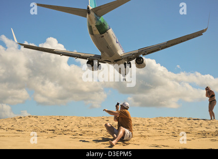 Flugzeug Landung über die kürzeste Landebahn der Welt, Maho Beach Sint Maarten Antillen in der Karibik, Stockfoto