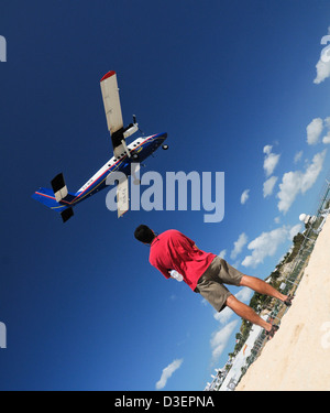 Flugzeug Landung über die kürzeste Landebahn der Welt, Maho Beach Sint Maarten Antillen in der Karibik, Stockfoto