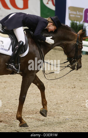 Deutsche Dressur Pferdesport Helen Langehanenberg in Aktion auf ihrem Pferd "Damon Hill" während der Reem Acra FEI World Cup Dressur in Neumünster, Deutschland, 17 Februar 2013. Foto: Malte Christen Stockfoto