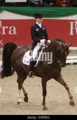 Deutsche Dressur Pferdesport Helen Langehanenberg in Aktion auf ihrem Pferd "Damon Hill" während der Reem Acra FEI World Cup Dressur in Neumünster, Deutschland, 17 Februar 2013. Foto: Malte Christen Stockfoto