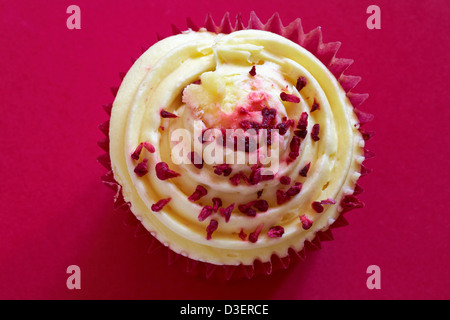 Tesco Finest leidenschaftliche Himbeer Cupcake isoliert auf rotem Grund Stockfoto
