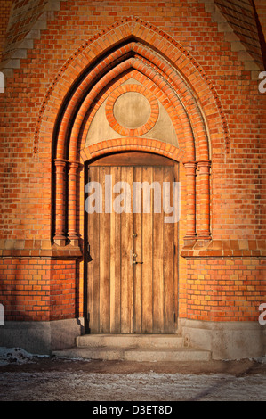 Ein Torbogen in eine gotische Kirche. Stockfoto