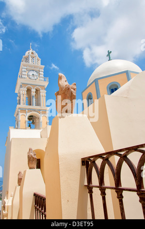 Die katholische Kathedrale in der Hauptstadt Fira auf der griechischen Insel Santorin gelegen. Stockfoto