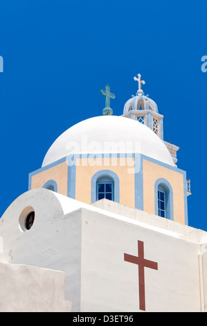 Die katholische Kathedrale in der Hauptstadt Fira auf der griechischen Insel Santorin gelegen. Stockfoto