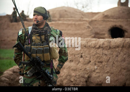 Afghan National Army Special Forces Soldat während einer Bekämpfung Patrouille 17. Februar 2013 in der Provinz Herat, Afghanistan. Präsident Barack Obama kündigte während der Staat der Union, dass die Hälfte die US-Force in Afghanistan von Anfang 2014 zurückziehen wird. Stockfoto