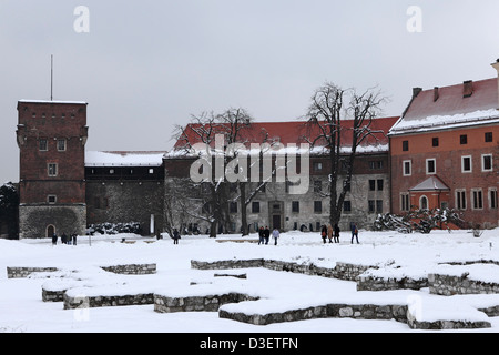 Wawel-Schloss besuchen Menschen an einem Wintertag in Krakau, Polen. Stockfoto