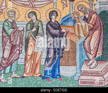 Ein Heiliger Mosaik auf der Fira orthodoxe Kathedrale, eine biblische Geschichte darstellen. Stockfoto