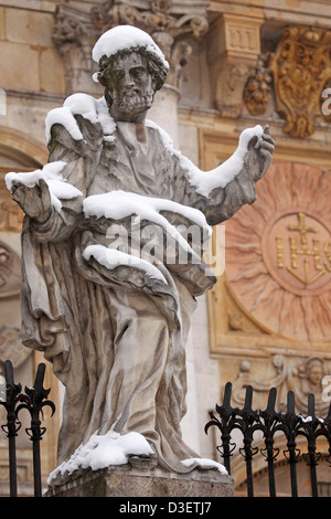 Schnee liegt auf einer Statue von einer der 12 Jünger in die St. Peter und Paul Kirche in Krakau, Polen. Stockfoto