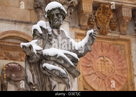 Schnee liegt auf einer Statue von einer der 12 Jünger in die St. Peter und Paul Kirche in Krakau, Polen. Stockfoto