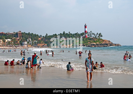 Kovalam Beach Kerala Indien indische Meer Menschen Wasser Leuchtturm pharos Stockfoto
