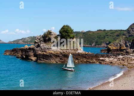 Jolle Segeln in Bouley Bay, Jersey, Kanalinseln Stockfoto