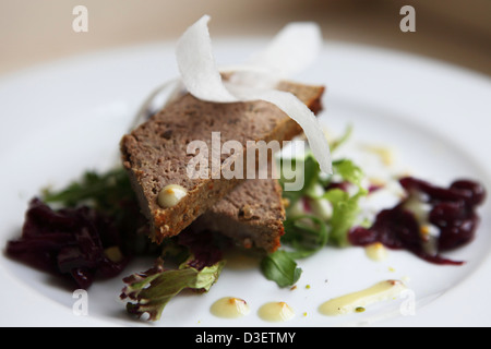 Kaninchen-Pastete serviert zum Mittagessen im Sierakow Manor House im Hinterland von Krakau, Polen. Stockfoto