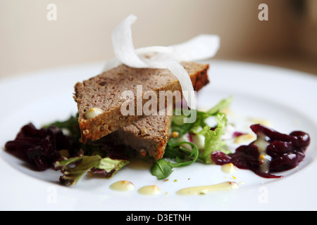 Kaninchen-Pastete serviert zum Mittagessen im Sierakow Manor House im Hinterland von Krakau, Polen. Stockfoto