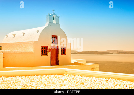 Ein Blick auf eine der berühmten Kirchen von Oia auf der griechischen Insel Santorin. Stockfoto