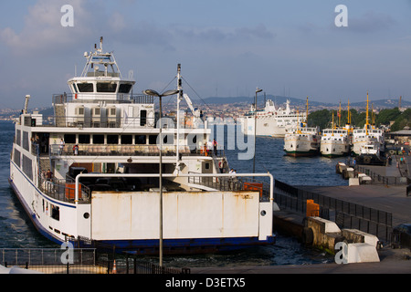 Passagier- und Autofähren angedockt am Hafen in Istanbul, Türkei. Stockfoto