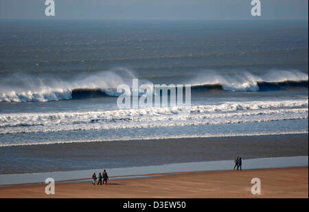 Rhossili Bay, South Wales, UK. 18. Februar 2013. Spektakuläre Spray fliegen aus der Spitze von der Brandung am Strand von Rhossili auf der Gower-Halbinsel in South Wales heute Nachmittag. Bildnachweis: Phil Rees/Alamy Live-Nachrichten Stockfoto