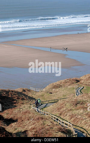 Rhossili Bay, South Wales, UK. 18. Februar 2013. Wanderer machen das Beste aus dem sonnigen Wetter Rhossili Beach auf der Gower-Halbinsel in South Wales heute Nachmittag. Bildnachweis: Phil Rees/Alamy Live-Nachrichten Stockfoto