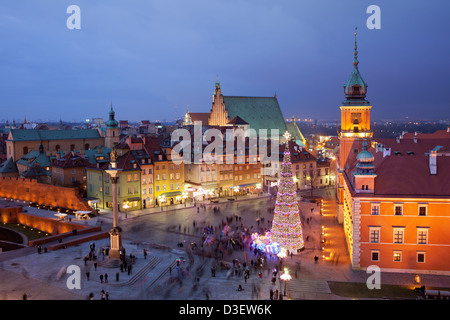 Malerische Altstadt von Warschau in Polen beleuchtet am Abend, während der Weihnachtszeit. Stockfoto