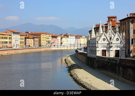 Sehr schöne kleine gotische Kirche Santa Maria della Spina auf dem Fluss Arno in Pisa, Italien. Stockfoto