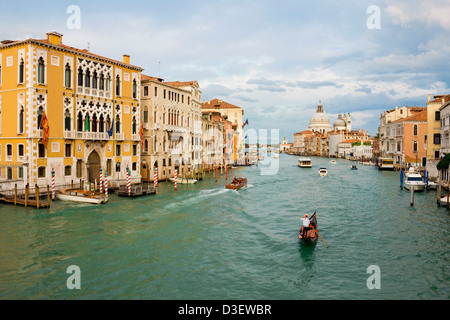 Canale Grande mit Basilica di Santa Maria della Salute im Hintergrund an einem späten Nachmittag schoss aus Ponte Dell Accademia. Stockfoto