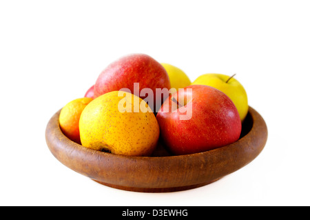 Holzschale aus roten und gelben Äpfeln isoliert auf weiss Stockfoto
