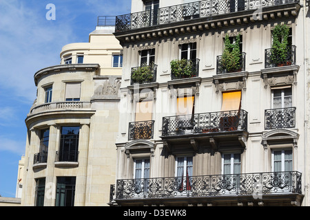Typische Pariserin Gebäude im zentralen Bezirk, Balkone und Fenster mit der Fälschung funktioniert Stockfoto