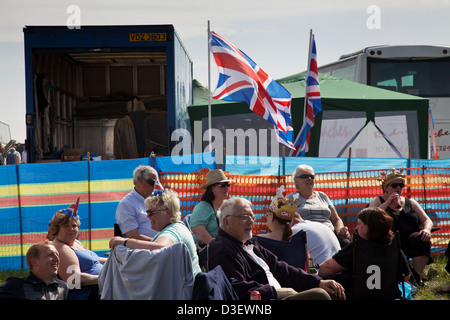 Menschen beobachten Rennen aus öffentlichen Gehäuse in Epsom Downs Racecourse am ersten Tag des Diamant-Jubiläum feiern Stockfoto