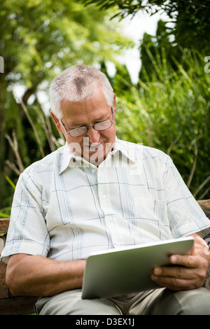 Lebensstil-Porträt von lächelnden senior glücklich arbeiten mit tablet Stockfoto