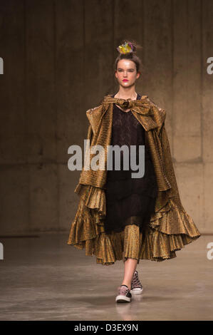 London, UK. 18. Februar 2013, im Bild: Entwürfe von Ryan Lo. Fashion East Laufsteg zeigen mit Designer Claire Barrow, Ryan Lo und Ashley Williams im Topshop Showspace, The Tanks, Tate Modern, London. Foto: CatwalkFashion/Alamy Live-Nachrichten Stockfoto