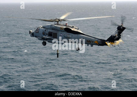 Luftbild der US-Marine MH-60R Sea Hawk Helikopter als es testet eine Sonar-Sonde 15. Februar 2013 auf Patrouille im arabischen Meer eintauchen. Stockfoto