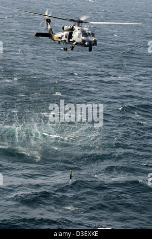 Luftbild der US-Marine MH-60R Sea Hawk Helikopter als es testet eine Sonar-Sonde 15. Februar 2013 auf Patrouille im arabischen Meer eintauchen. Stockfoto