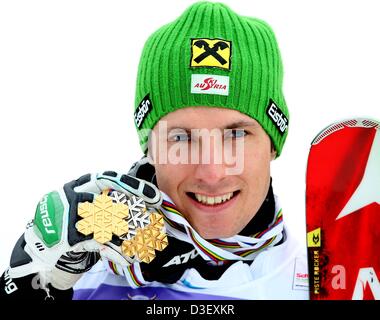 Schladming, Österreich. 17. Februar 2013. FIS Alpine Ski World Championships 2013-Slalom für Männer Marcel Hirscher AUT mit seiner Medaillen Stockfoto