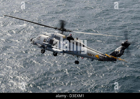 Luftaufnahme von einem US-Marine MH-60R Sea Hawk Hubschrauber 15. Februar 2013 auf Patrouille in das Arabische Meer. Stockfoto