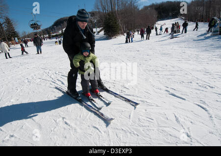 Ersten Skikurs eine drei Jahre alte aus Montreal, die kam mit seinen Eltern für seine ersten privaten Skikurs The Ski Saint Bruno Station öffnen seit 1965 500 000 Studenten, die ihre Ski Abitur hat. Stockfoto