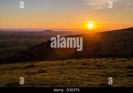 Winter Sonnenuntergang über schwanken nach unten auf die Mendip Hills von Cross-Ebene betrachtet. Axbridge, Somerset, England Stockfoto