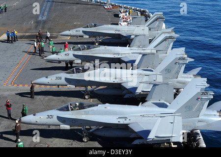 US Navy F/A-18 C Hornets Line-up vor ausziehen aus dem uns Marine Nimitz Klasse super Träger USS Carl Vinson Flugdeck im Gange 16. Februar 2013 im Pazifischen Ozean. Stockfoto