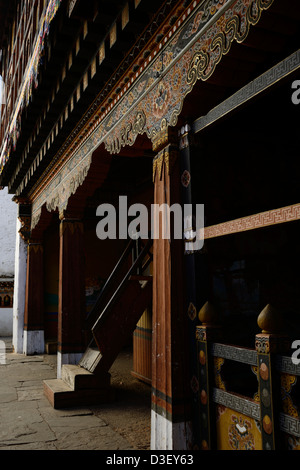 Paro Dzong, eine schöne Burg, wunderbare bhutanesischen Baustil im Innenhof, geschnitzte Kunstwerk, Bhutan, 36MPX, HI-RES Stockfoto