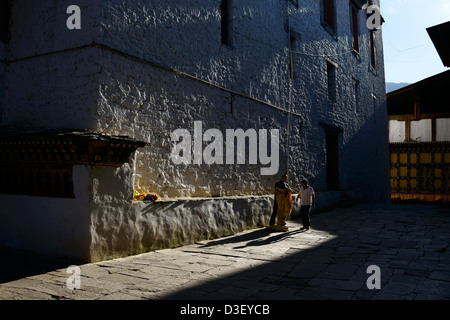 Paro Dzong, eine schöne Festung, wunderbare bhutanesischen Baustil im Innenhof, Arbeiter, Dekorationen, 36MPX, HI-RES entfernen Stockfoto