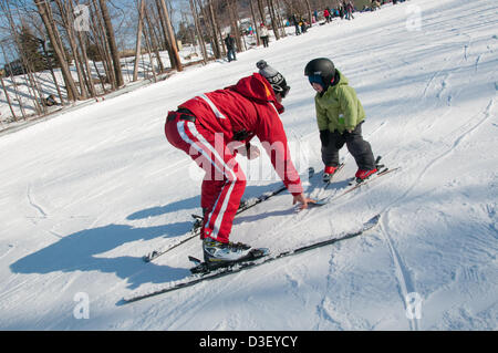 Ersten Skikurs von Alix, ein dreijähriger aus Montreal, die kam mit seinen Eltern für seine ersten privaten Skikurs The Ski Saint Bruno Station öffnen seit 1965 500 000 Studenten, die ihre Ski Abitur hat. Stockfoto