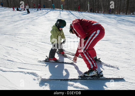 Ersten Skikurs eine drei Jahre alte aus Montreal, die kam mit seinen Eltern für seine ersten privaten Skikurs The Ski Saint Bruno Station öffnen seit 1965 500 000 Studenten, die ihre Ski Abitur hat. Stockfoto